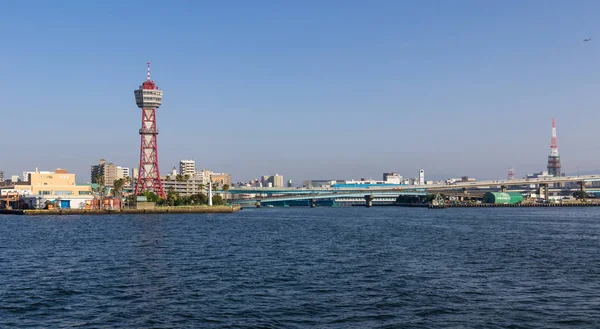 Panorama Hakatského přístavu a mřížky přístavní věž z pobřeží Fuoka, Japonsko, Asie. — Stock fotografie