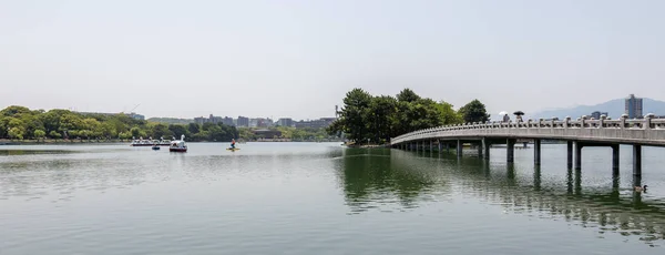 Panoramisch uitzicht op Ohori Park met beroemde Brigde, eiland en activiteiten op de vijver. Chuo-ku, Fukuoka, Japan, Azië. — Stockfoto