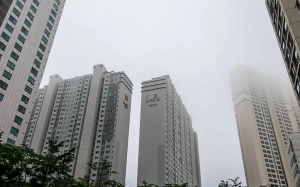Sisli bir günde Hanwha Resort Haeundae uzun boylu gökdelenler binaları alt görünümü. Haeundae-gu, Busan, Güney Kore. Asya.