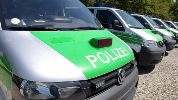 Σειρά Από Πάρκινγκ Βαυαρικά Γερμανικά Πράσινα Αστυνομικά Λεωφορεία Πολιζάπους Κύρια — Αρχείο Βίντεο