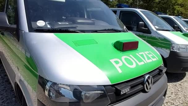 駐車場バイエルン ドイツの緑の警察バス ポリゼイバス 主要な警察ユニットが運用中 — ストック動画