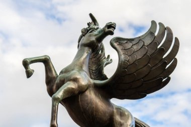 Sindelfingen, Baden Wurttemberg/Almanya - 11 Mayıs 2019: Pazar Yeri Çeşmesi Anıtı'na ayrıntılı görünüm. Pegasus, uçan at.