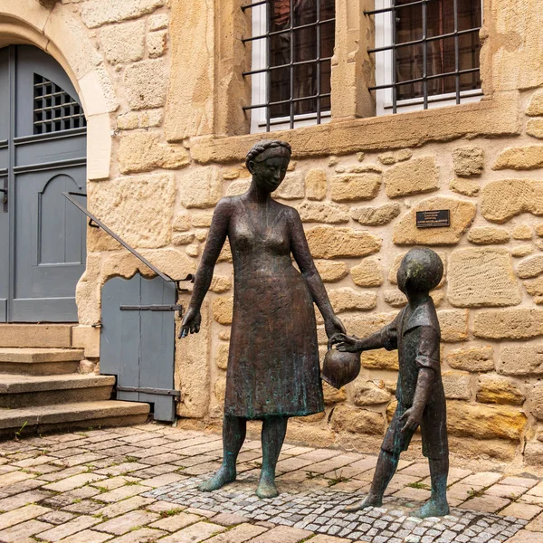 Sindelfingen, Baden Wurttemberg / Tyskland - 11 maj 2019: Stadsmuseet, Stadtmuseum, Altes Rathaus. Mor med barn på en vattenbrunn. — Stockfoto