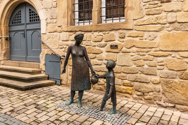 Sindelfingen, Baden Wurttemberg/Tyskland-maj 11, 2019: Central monument av Townmuseum, Stadtmuseum, Altes Rathaus. Mor med barn på vatten väl. — Stockfoto