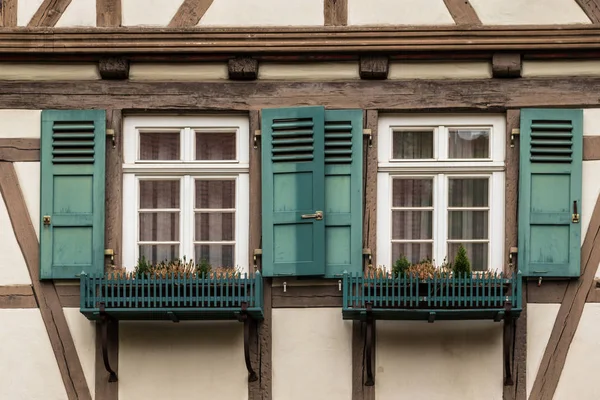 Sindelfingen, Baden Wurttemberg/Almanya - 11 Mayıs 2019: Geleneksel yarı ahşap ev cephelerinde iki renkli ahşap pencere.