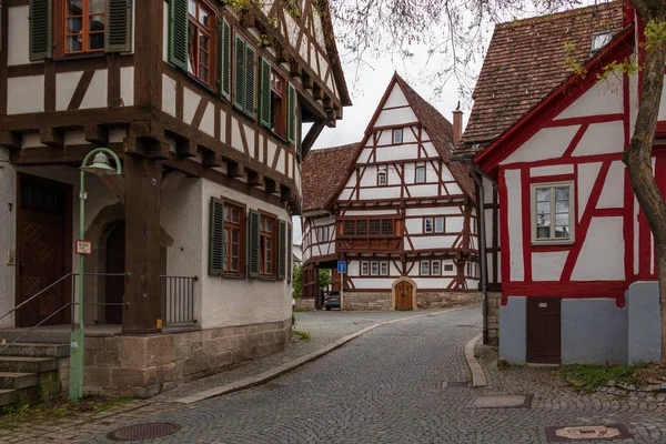 Sindelfingen, Baden Wurttemberg/Almanya - 11 Mayıs 2019: Central District Road Sokak Senaryosu, Hintere Gasse geleneksel ev cepheleri ile.