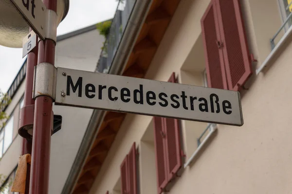 Jelentkezzen be a Mercedes Street betűkkel a német: Mercedesstrasse az alapító város Sindelfingen Németországban. — Stock Fotó