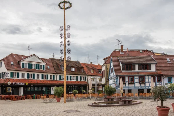 Sindelfingen, Baden Wurttemberg/Almanya - 11 Mayıs 2019: Central District Square, Wettbachplatz geleneksel Yarı ahşap ev cepheleri ile.