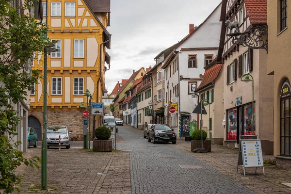 Зиндельфинген, Баден Вюртемберг / Германия - 11 мая 2019 года: Street Scenario of Central District Road, Lange Strasse . — стоковое фото