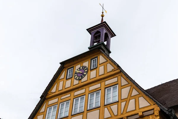 Sindelfingen, Baden Wurttemberg/Almanya - 11 Mayıs 2019: Town Museum, Stadtmuseum, Altes Rathaus'un geleneksel ev cephelerinin çatısının tepesi