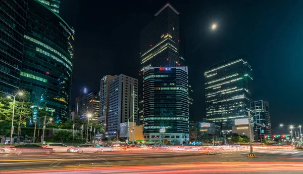 Gangnam District Gökdelen ve Trafik ile Gangnam Meydanı Gece Panoraması. Seoul, Güney Kore, Asya.