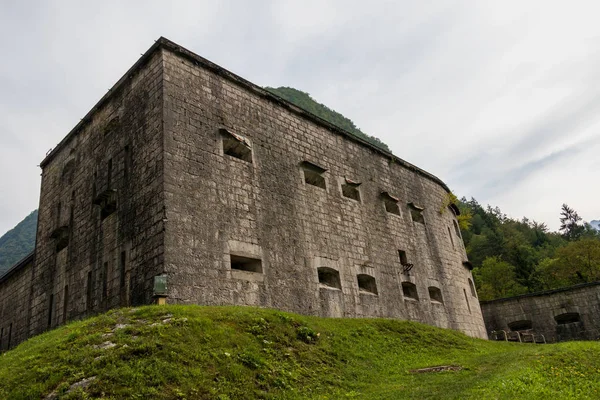 Achtergevel van vesting, Fort Kluze, Duits: Flitscher Klause. Vesting voor de Wereldoorlog tijdens Isonzo front. Bovec, Gorizia, Slovenië. — Stockfoto