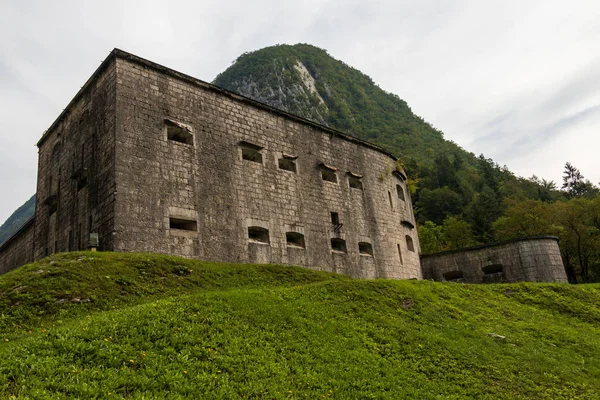 Panorama van Vestingmuur, Fort Kluze, Duits: Flitscher Klause. Vesting voor de Wereldoorlog tijdens Isonzo front. Bovec, Gorizia, Slovenië. — Stockfoto