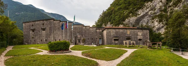 Panorama de entrada de Fortaleza, Fuerte Kluze, alemán: Flitscher Klause. Fortificación para la Guerra Mundial durante el Frente Isonzo. Bovec, Gorizia, Eslovenia . — Foto de Stock