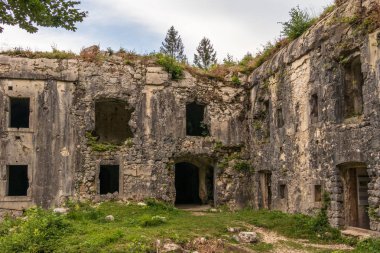 Fort Hermann'ın girişi. Rombon Dağı yakınlarındaki I. Dünya Savaşı Kalesi'nin yıkılması. Bovec, Gorizia, Slovenya. Avrupa.