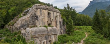 Fort Hermann'ın duvarı yıkıldı. Rombon Dağı yakınlarındaki I. Dünya Savaşı Kalesi'nin yıkılması. Bovec, Gorizia, Slovenya.