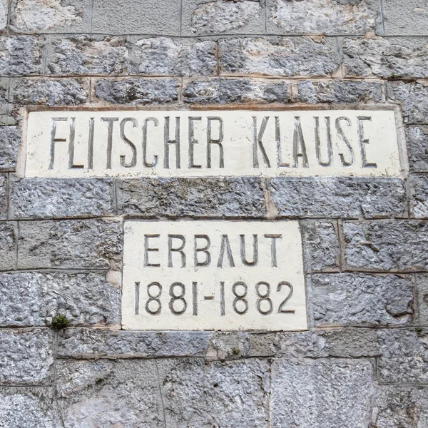 Betűk bejárati fal név és építési dátum erőd, Fort Kluze, német: Flitscher Klause. Bovec, Gorizia, Szlovénia. Európa — Stock Fotó