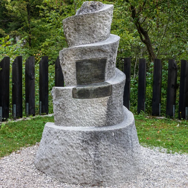 Monumento Central en frente de la entrada de la fortaleza, Fort Kluze, alemán: Flitscher Klause. Bovec, Gorizia, Eslovenia. Europa — Foto de Stock