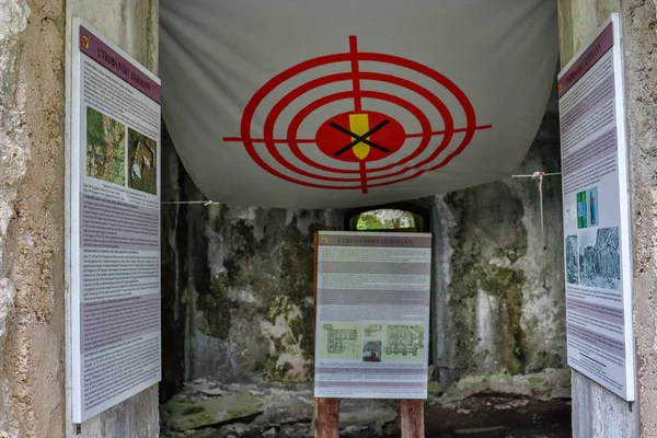 Signos de explicación interna del Fuerte Hermann. Fortaleza derrumbada de la Primera Guerra Mundial cerca del Monte Rombon. Bovec, Gorizia, Eslovenia . — Foto de Stock