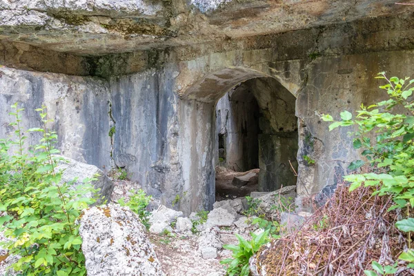 Corredores interiores y puertas del Fuerte Hermann. Fortaleza derrumbada de la Primera Guerra Mundial cerca del Monte Rombon. Bovec, Gorizia, Eslovenia . — Foto de Stock