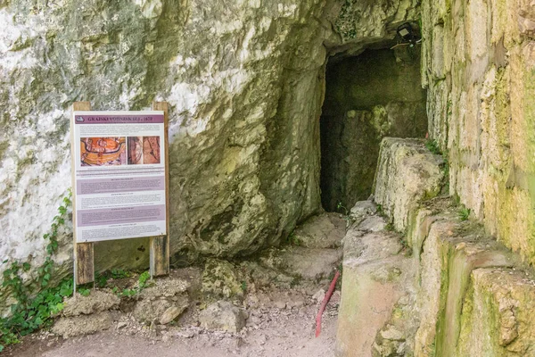 Açıklama ile giriş Eski merkez su kuyusu, c Vodnjak, Fort Kluze, Alman Flitscher Klause. Bovec, Gorizia, Slovenya. — Stok fotoğraf