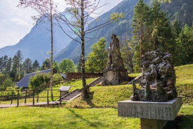 Isonzo Cephesi sırasında şehit Asker Mezarlığı Ana Anıtlar, ger. Soldatenfriedhof des Ersten Weltkriegs Log pod Mangartom, Bovec, Slovenya.