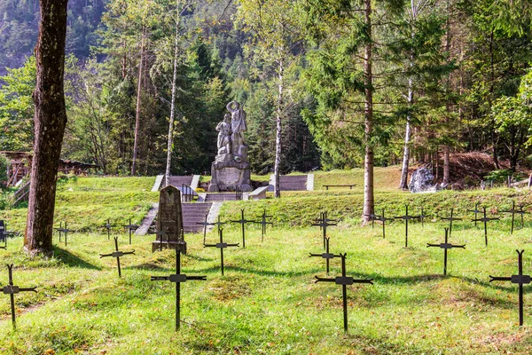 Şehit Asker Mezarlığı ve Isonzo Cephesi Anıtı, ger. Soldatenfriedhof des Ersten Weltkriegs In Log pod Mangartom, Bovec, Slovenya. Avrupa. — Stok fotoğraf