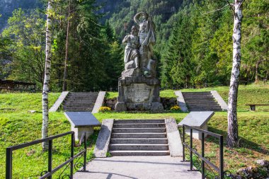 Düşmüş Asker Mezarlığı Ana Anıtı Panorama, ger. Soldatenfriedhof des Ersten Weltkriegs Log pod Mangartom, Bovec, Slovenya. Avrupa