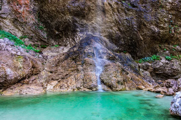 Triglav Milli Parkı'ndaki Koritnica Nehri yakınlarındaki Parabol Şelalesi, Parabola Panoraması. Günlük pod Mangartom, Bovec, Slovenya. Avrupa