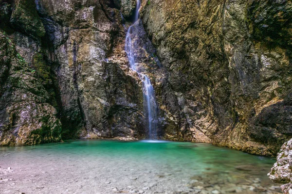 Katedral Şelalesi Panorama, Katedrala, Triglav Milli Parkı'nda Koritnica Nehri yakınında. Günlük pod Mangartom, Bovec, Slovenya. Avrupa