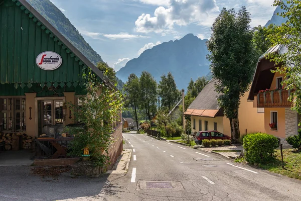 Köy Log pod Mangartom ana Yol sırasında binalar ile Sokak Senaryo. Bovec, Slovenya, Avrupa.