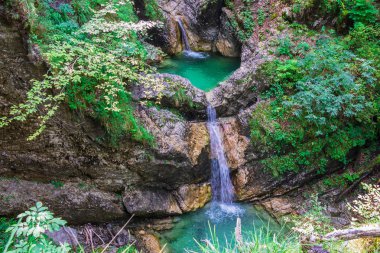 Triglav Milli Parkı'ndaki Koritnica Nehri'nin Dvojna Latvica şelaleleri Panoraması. Günlük pod Mangartom, Bovec, Slovenya. Avrupa.