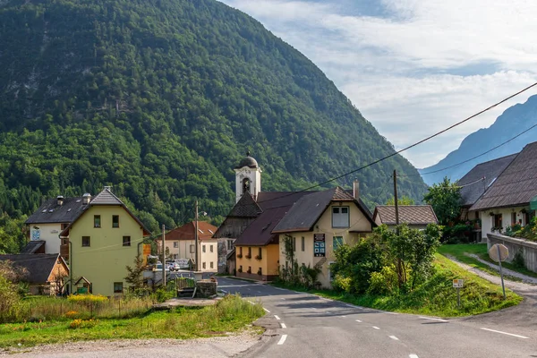 Street Scenario of Village Log pod Mangartom from north direction of predil pass with Julian Alps. Bovec, Eslovenia, Europa . — Foto de Stock