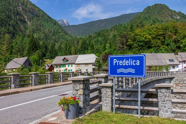 Firme con Bridge over River Predelica desde Predil Pass en Log pod Mangartom. Bovec, Eslovenia, Europa . — Foto de Stock