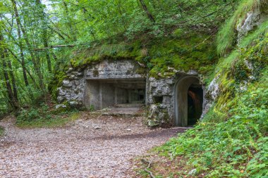 Kale Kluze ve Fort Hermann arasında Yukarı Askeri bağlantı Tüneli girişi. Bovec Izonso Cephesi Için Maden Tüneli, Gorizia, Slovenya.