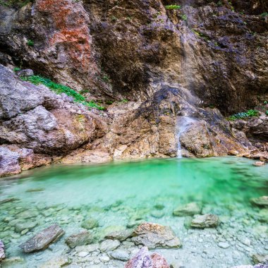 Triglav Milli Parkı'ndaki Koritnica Nehri'nin Parabola Şelalesi. Günlük pod Mangartom, Bovec, Slovenya. Avrupa.