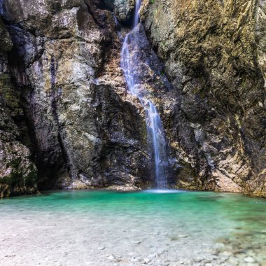 Katedral Şelalesi, Katedrala, Triglav Milli Parkı'ndaki Koritnica Nehri'nin yakınında ayrıntılı manzara. Günlük pod Mangartom, Bovec, Slovenya. Avrupa