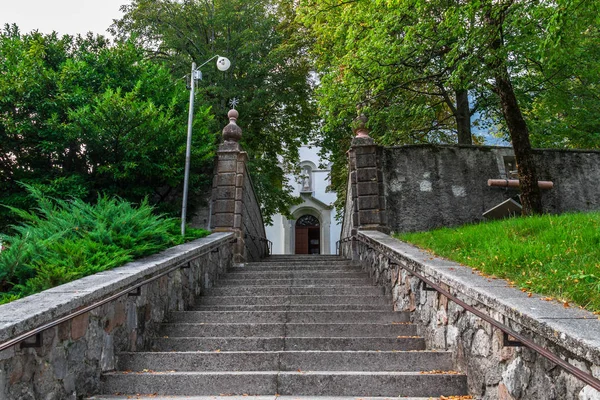Entree stappen naar de belangrijkste kerk, Župnijska cerkev SV. Urha in Bovec, Flitsch, Slovenië, Europa. — Stockfoto