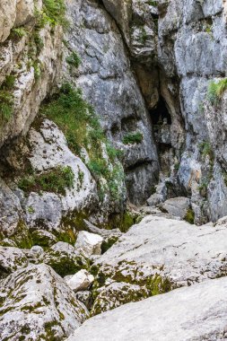 So Bir Nehir Kaynağı'na Giriş, Julian Alpleri'ndeki Ana Gölet Mağarası. Bovec, Gorizia, Slovenya, Avrupa.