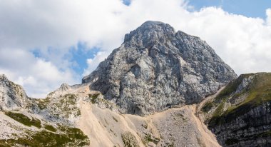 Mangart batı duvarına yakın görüş (2677m), Julian Alpleri'ndeki Dağ. Mangart Saddle'dan alındı, Sedlo. Slovenya ve İtalya arasındaki sınır.