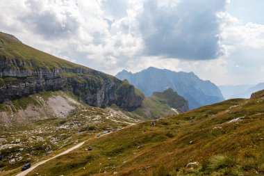 Park Arabaları ve Dağ Zinciri ile Mangart Road, Mangartska cesta panoramik görünümü. Mangart Saddle'dan bak, Mangartsko sedlo. Bovec, Slovenya.