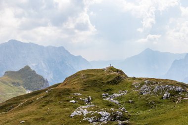 Güzel Doğa içinde büyük Dağ Zincirleri arasında Zirve tek başına Adam. Yaz Günü Panoraması. Julian Alps, Triglav Ulusal Parkı, Slovenya.