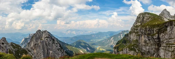 Panorama van Julische Alpen met Fusine in Valromana, Mount Buconig en Mangart-keten. Genomen van de berg Traunig, Travnik in de buurt van Mangard zadel. Italië. — Stockfoto