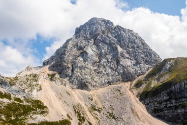 Mangart batı duvarında görünümü (2677m), Julian Alpleri'nde Dağ. Mangart Saddle'dan alındı, Mangartsko sedlo. Slovenya ve İtalya sınırı.