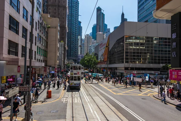 Tramvay, Yayalar ve Trafik ile Bir Hongkong Bulvarı Crossroad Yol Senaryosu. In Yau Tsim Mong, Hong Kong, Çin