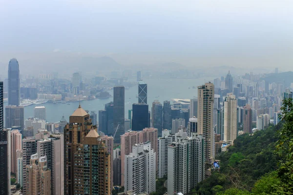 Grand panorama Skyline avec baie Victoria, navires de transport, port et Kowloon pris de l'île Hongkong. Hong Kong, Chine — Photo