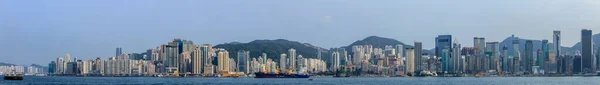 거대 한 도시 경관 과 빅토리아 베이, 항구, 수송 선박, 그리고 홍 콩 섬 이 뒤에 있다. 홍콩, 중국, 아시아 — 스톡 사진