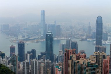 Victoria Körfezi, Nakliye Gemileri, Harbour ve Kowloon ile birlikte Hong Kong Adası Tepesi 'nden alınan gökdelenleri izleyin. Hong Kong, Çin