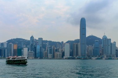 Victoria Körfezi, Star Ferry ve Hongkong Adası ile Skyline Panorama Kowloon 'dan alındı. Hong Kong, Çin, Asya