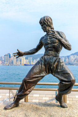Arka planda Bruce Lee Anıtı, Victoria Körfezi ve Hong Kong Adası 'nın Skyline' ı var. Tsim Sha Tsui, Hong Kong, Çin.